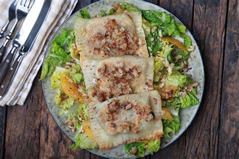Frische Maultaschen - geschichtet und angerichtet, typisch serviert