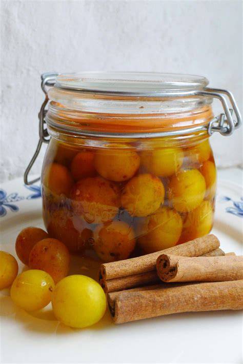 Frische Mirabellen und entsteinte Früchte vor dem Einfrieren und Einkochen