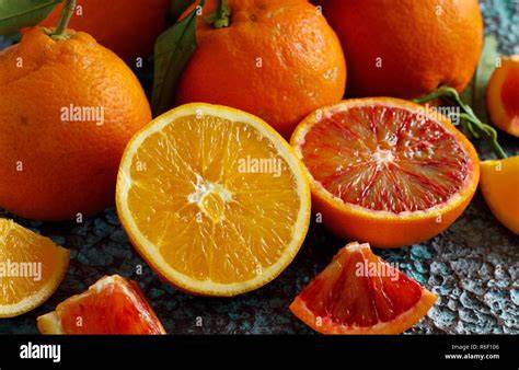 Frische Orangen und Rosmarinzweige