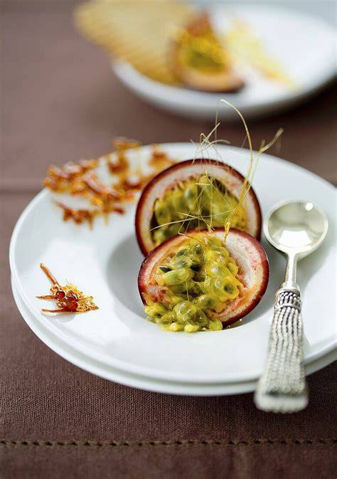 Frische Passionsfrüchte mit Marmeladengläsern