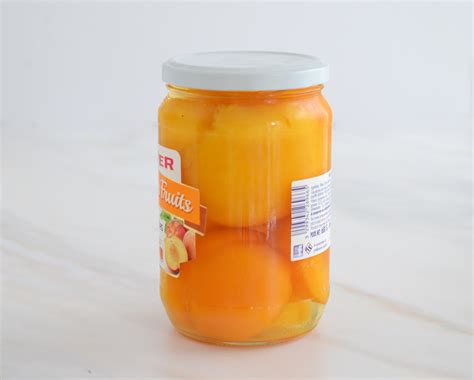 Frische Pfirsiche halbiert und entsteint