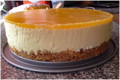 Frische Philadelphia Torte mit Pfirsich und Keksboden