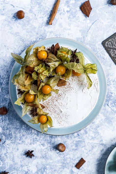 Frische Physalis und Himbeeren als Dessertdekoration