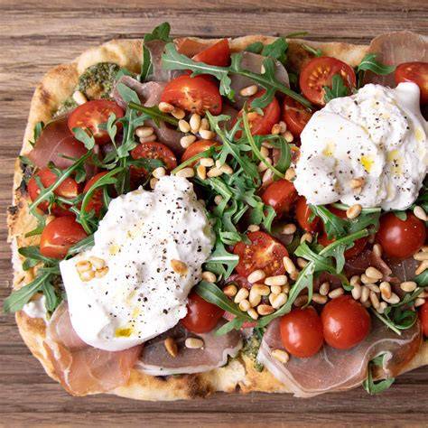 Frische Pinsa mit Gemüse und Burrata als gesunde Pizza-Alternative