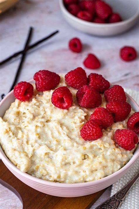 Frische Protein Pudding Oats mit Quark, Früchten und Crunch-Topping