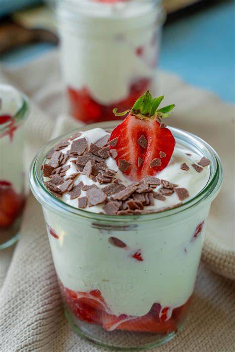 Frische Quarkspeise mit Erdbeeren serviert