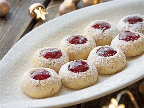 Frische Raffaello-Kekse auf dem Backblech mit Mandel in der Mitte