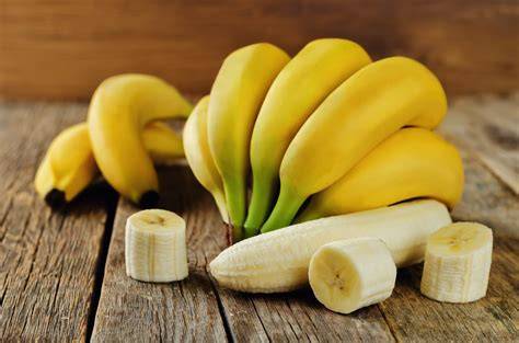 Frische Rhabarberstangen und Bananen in einer Küche