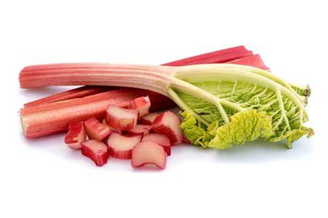 Frische Rhabarberstangen und Frühlingsobst auf weißem Hintergrund