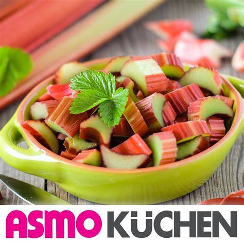Frische Rhabarberstangen und zubereitetes Kompott