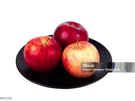 Frische Rosmarinzweige und Äpfel auf der Küchenarbeitsplatte