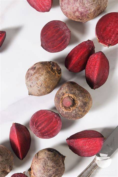 Frische Rote Bete Knollen im Körbchen