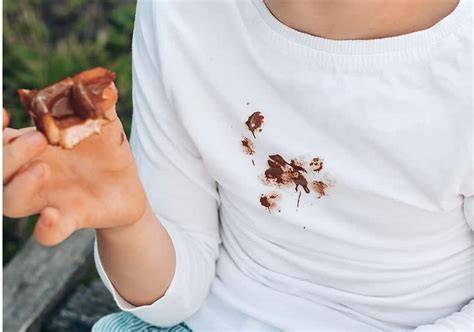 Frische Schokoladenflecken auf Kinderkleidung