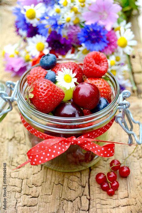 Frische Sommerfrüchte zur Marmeladenherstellung