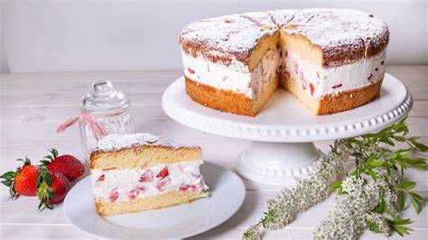Frische Sommerkuchen mit Quark und verschiedenen Obstsorten arrangiert auf einem Gartentisch