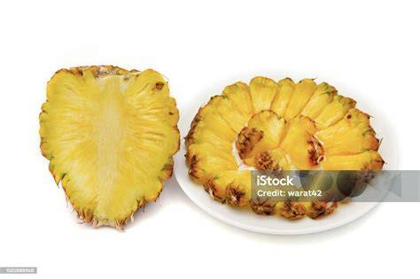 Frische Stachelbeeren und Ananas auf einem Teller