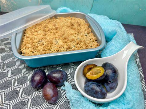 Frische Streusel auf Zwetschgen in der Backform