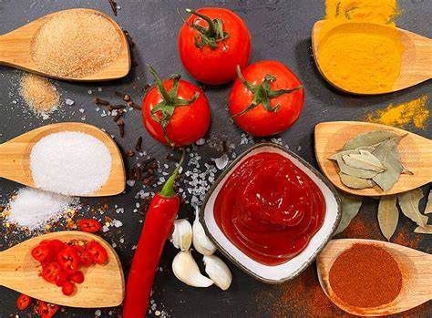 Frische Tomaten in verschiedenen Sorten, Zutaten für selbstgemachtes Ketchup