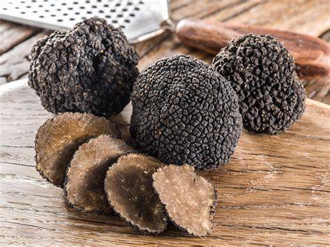 Frische Trüffel auf Holztisch