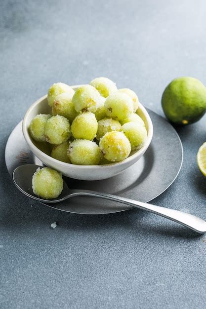 Frische Trauben mit karamellisiertem Zucker in Pfanne