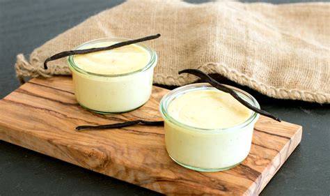 Frische Vanilleschote und selbstgemachter Vanillepudding