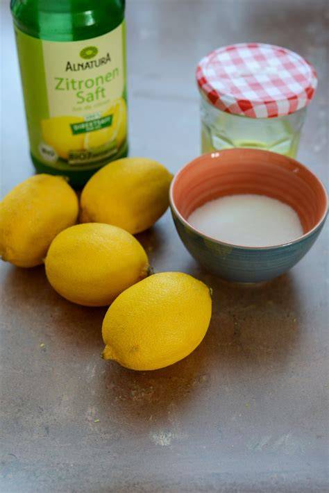 Frische Zitronen und Zutaten für Zitronensorbet