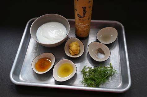 Frische Zutaten: Dill, Honig, Senf, Joghurt