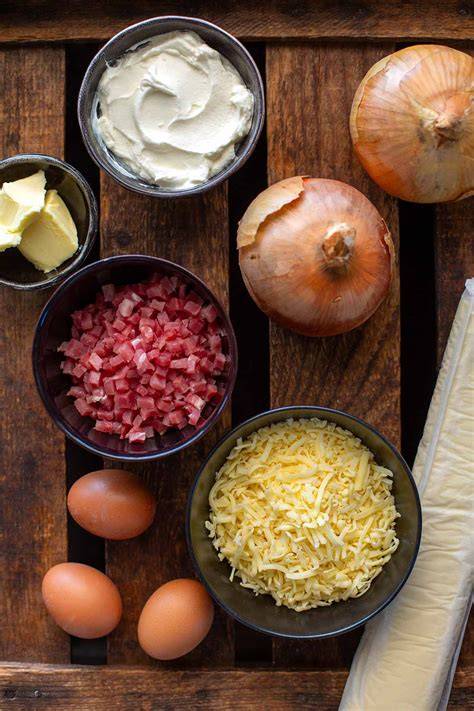 Frische Zutaten für Zwiebelkuchen: Zwiebeln, Speck, Schmand und Eier