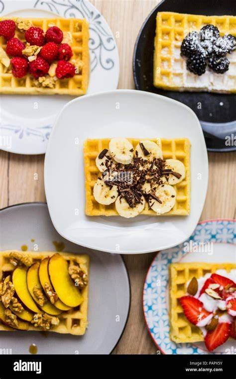 Frische belgische Waffeln mit verschiedenen Toppings
