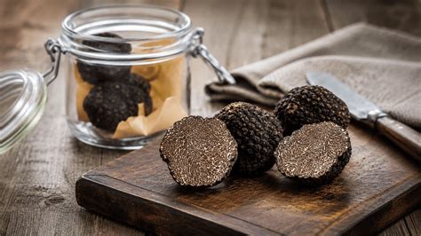 Frische schwarze und weiße Trüffel in Lagerung