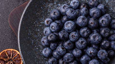 Frische und gefrorene Blaubeeren im Vergleich als Kuchenzutat