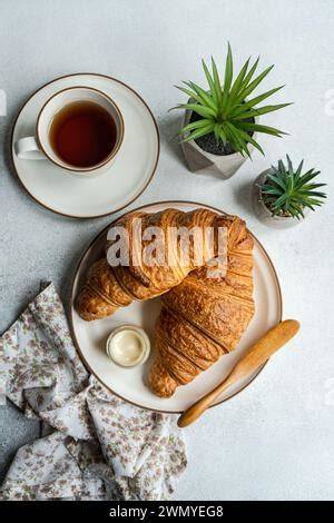 Frische vegane Croissants auf einem Holztisch, Frühstücksszene