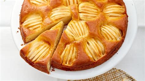 Frischer Apfelkuchen mit Muster aus Apfelvierteln