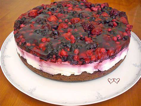 Frischer Beerenkuchen mit Mascarpone und gemischten Beeren