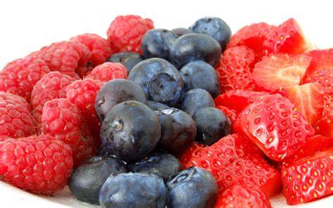 Frischer Beerenmix mit Erdbeeren, Himbeeren, Blaubeeren & Brombeeren