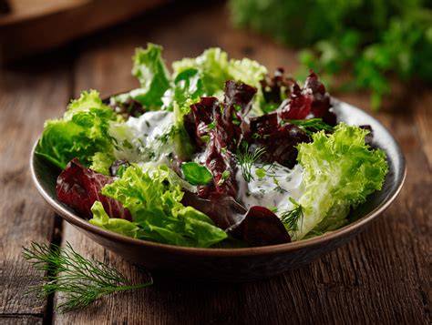 Frischer Blattsalat mit Joghurtdressing