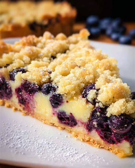 Frischer Blaubeerkuchen mit Hefeteig und Streusel auf schönem Servierteller