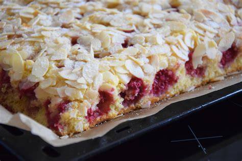 Frischer Blechkuchen mit Sahne und Obst auf einem Backblech