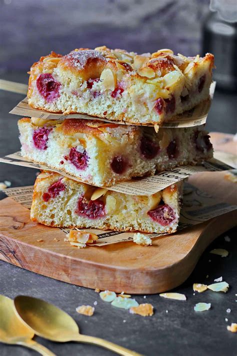 Frischer Butterkuchen mit Kirschen und Pudding auf dem Blech