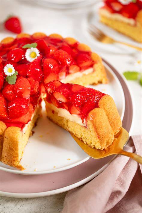 Frischer Erdbeerkuchen mit Vanillepudding und Tortenguss