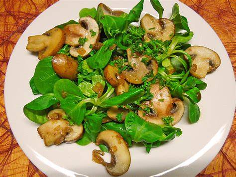 Frischer Feldsalat mit Möhren, Champignons und Honig-Senf-Dressing