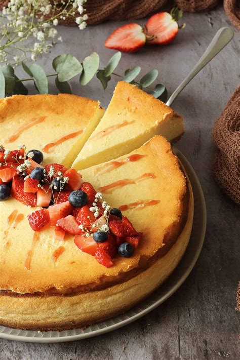 Frischer Käsekuchen im Anschnitt und dekoriert
