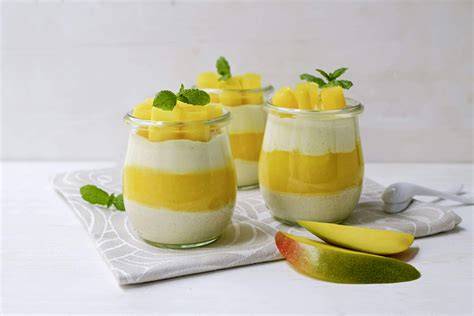 Frischer Mango Pudding in Gläschen, dekoriert mit Minze