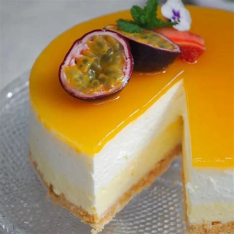 Frischer Minzblatt-Dekor und Sahnetupfer auf Solero Käse-Sahne-Torte