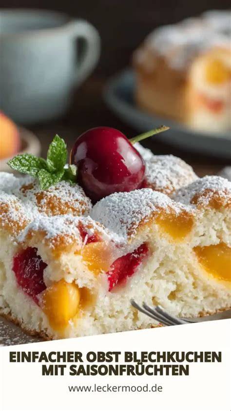 Frischer Obst-Blechkuchen auf einem Holzbrett mit saisonalem Obst