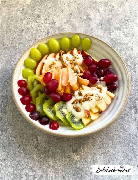 Frischer Obstsalat mit Kiwi und Pudding