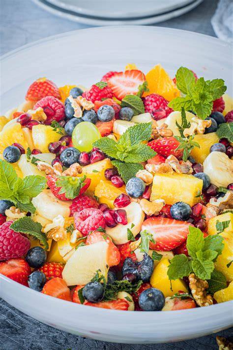 Frischer Obstsalat mit Kräutern dekoriert
