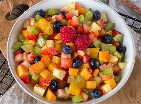 Frischer Obstsalat mit Kräutern und Gewürzen
