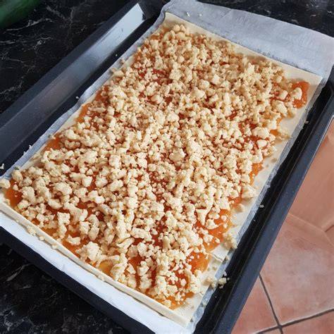 Frischer Prasselkuchen auf dem Blech