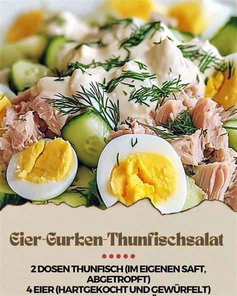Frischer Quark wird abgetropft, daneben aufgeschlagene Eier und Zitrusfrüchte
